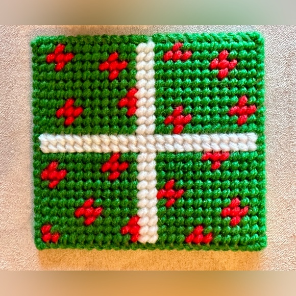 New Handmade Christmas Yarn & Needlepoint set of 6 Coasters in Holder. Vintage - Picture 11 of 13